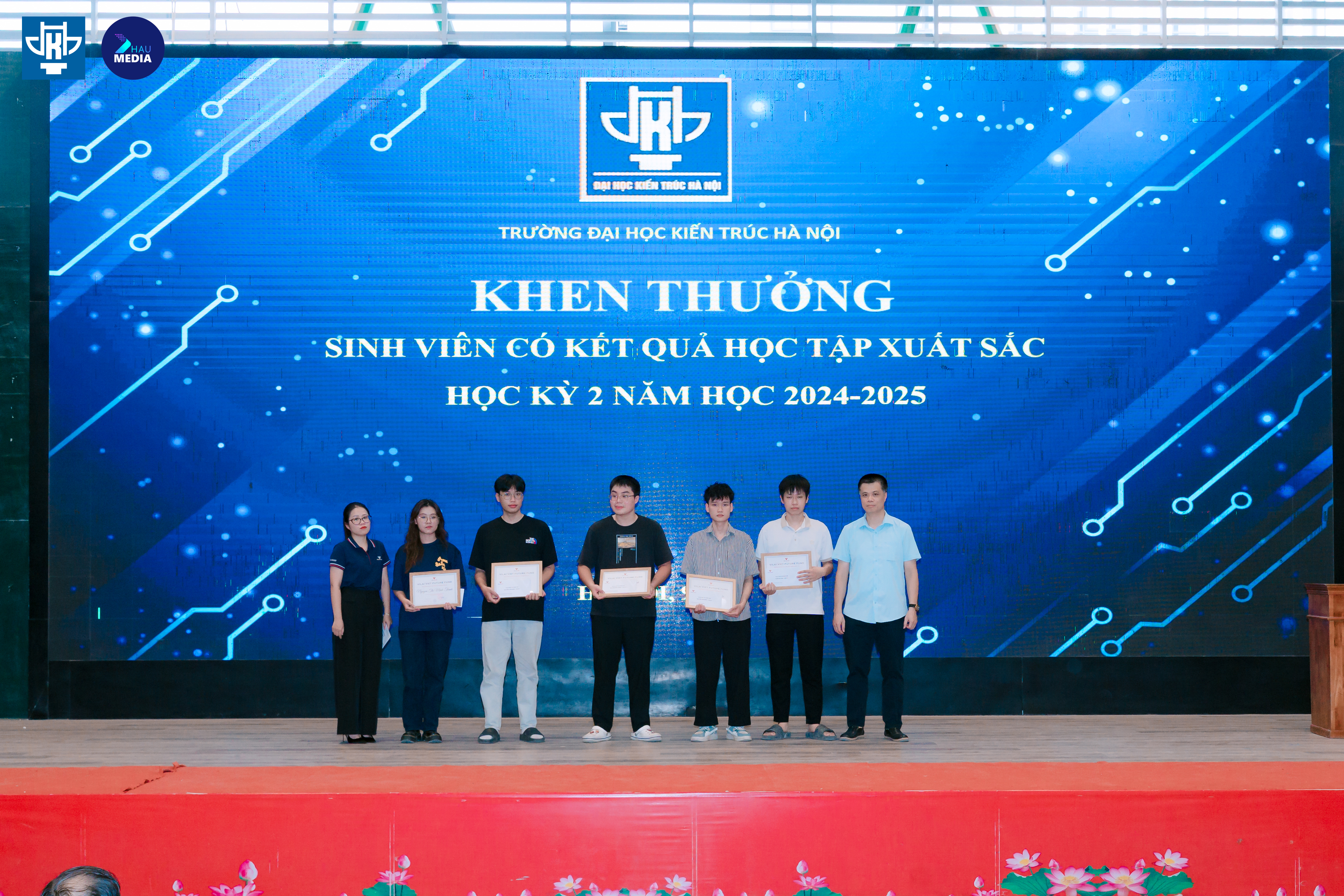 Vilai Viet awarded 05 scholarships for students of Hanoi University of Architecture.